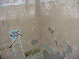 При начале ремонта стены ванной очищаются