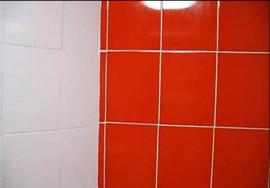 Красно-белая плитка для ванной