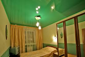 Спальня с зеленым потолком