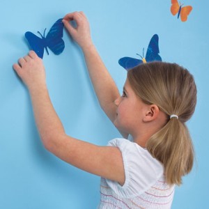 Дети декорируют стены