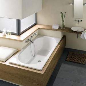 Ванна с деревянной панелью