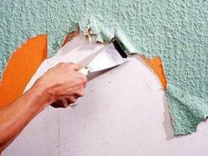 Очищаем стены от старых материалов
