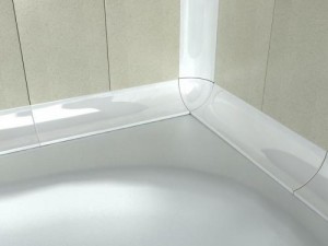 Плинтус закрывает щель между ванной и стеной