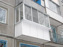 Балкон остеклен с выносом