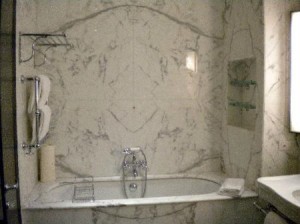 Мрамор на стенах ванной