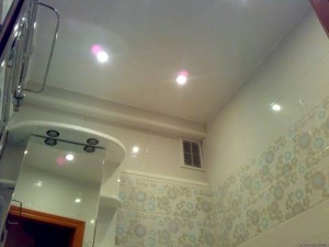 Глянцевый потолок в ванной комнате