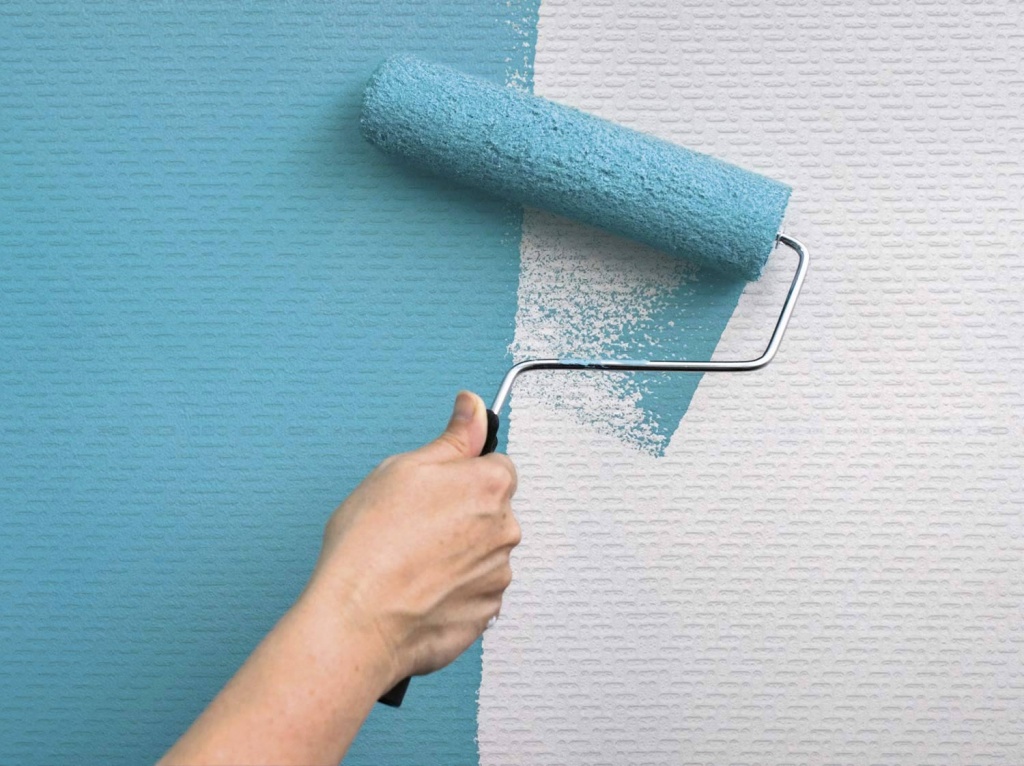 Как покрасить стену заново, если краска шелушится
