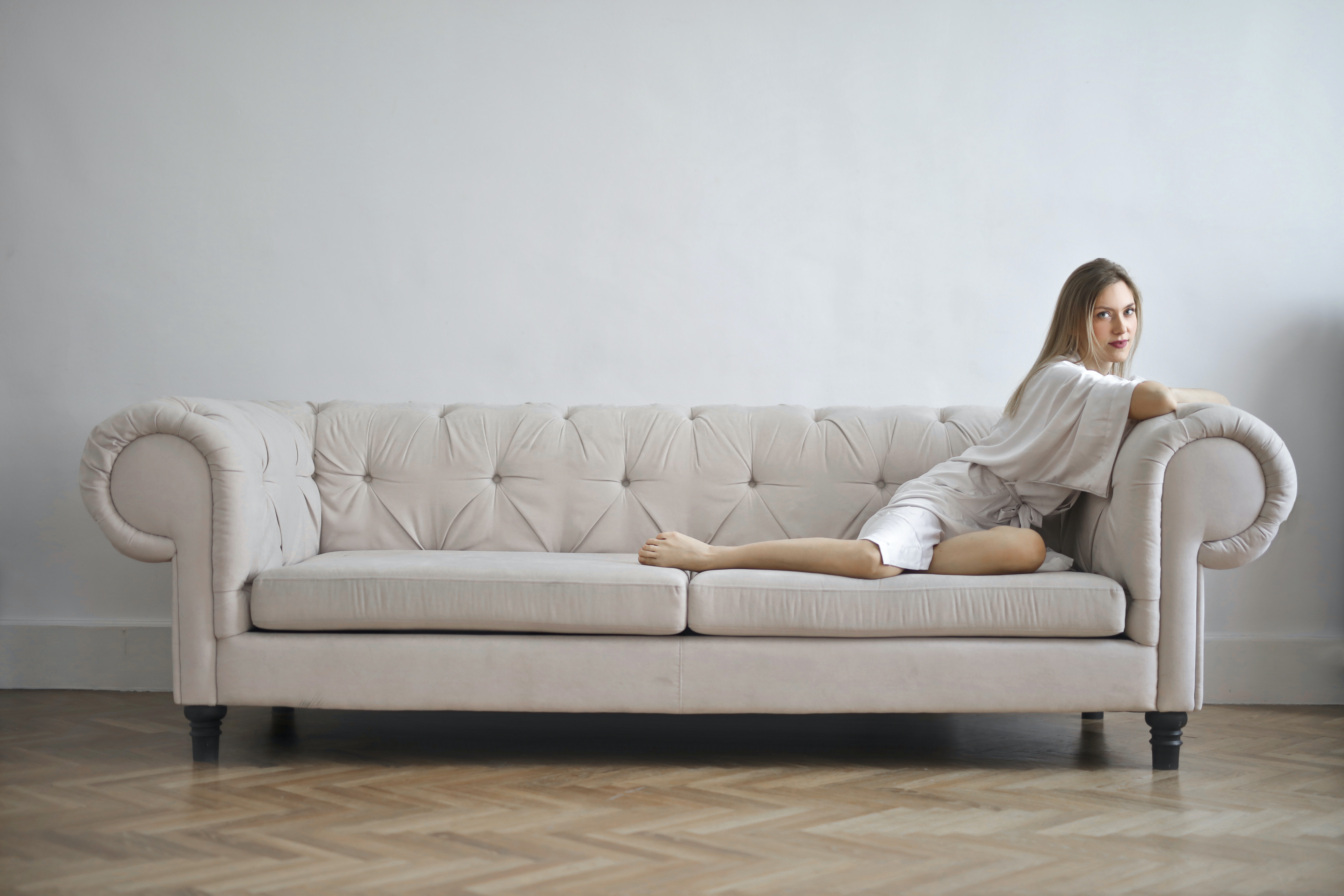 Фотосессия белый диван женщина