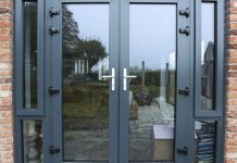 Как снять ПВХ дверь с петель