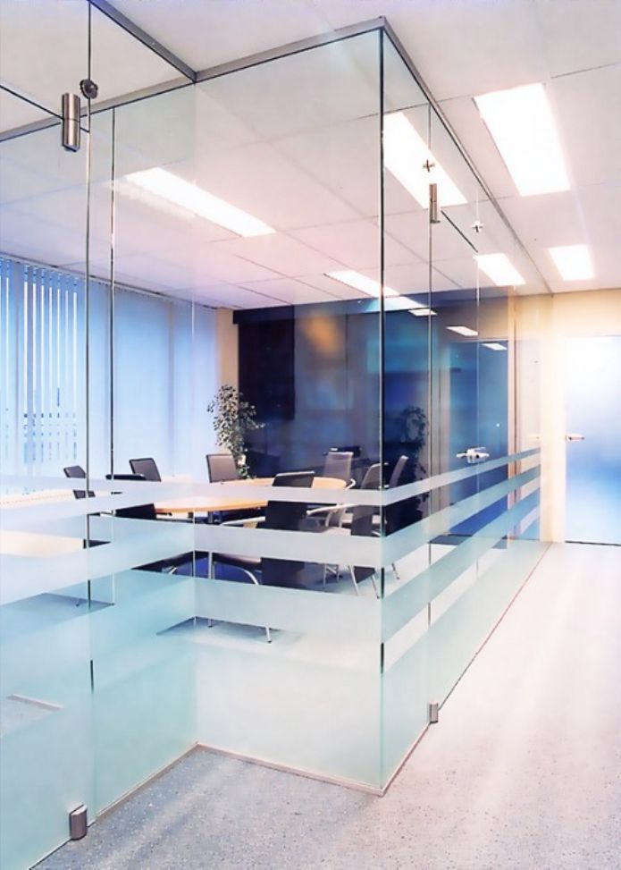 Использование перегородок из стекла в офисных и жилых помещениях