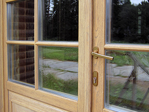 Ремонт деревянных дверей со стеклопакетом: подробности