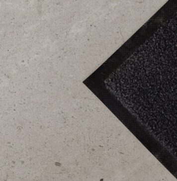 Какие материалы лучше всего защищают от грязи и влаги