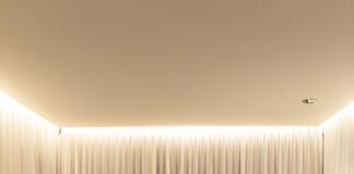 Натяжные потолки с трек-системой в СПб: современные решения для освещения