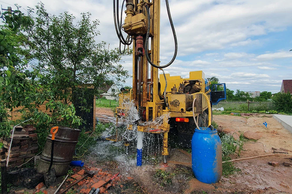 На какую глубину бурят скважину под воду