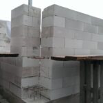 Сотовый и монолитный газоблок: руководство по выбору, характеристикам и применению современных газобетонных материалов для строительства долговечных и энергоэффективных домов