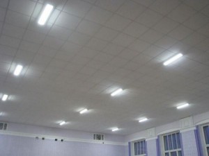 Лампы на потолке в офисе