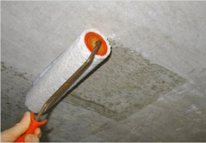 Перед началом монтажа следует обработать поверхность потолка грунтовкой глубокого проникновения, чтобы избежать появления плесени в дальнейшем