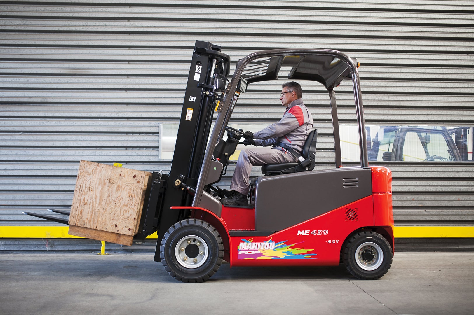 Погрузчик это. Manitou me430. Manitou погрузчик 2 тонны. Вилочный погрузчик Маниту для склада. Машинист вилочного погрузчика Маниту.