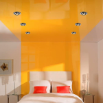 Желтая полоса в спальне